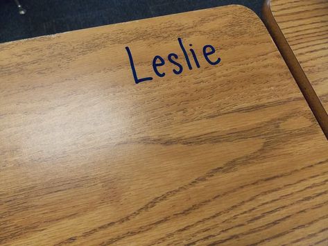 Are your desk name tags falling off yet?! I found a really easy alternative to using desk name plates, and these last all year long! Classroom Table Names, Kindergarten Name Tags, Name Tag Ideas, Classroom Desks, Preschool Tables, Classroom Name Tags, Kindergarten Names, Desk Tags, Student Name Tags