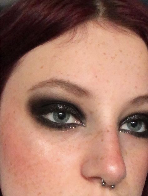 Emo Smoky Eyes, Emo Rockstar Makeup, Emo Eye Makeup 2000s, Emo Eyeliner 2000s, 2000 Emo Makeup, Early 2000s Emo Makeup, Early 200s Makeup, Heavy Metal Concert Makeup, Simple Goth Makeup Hooded Eyes