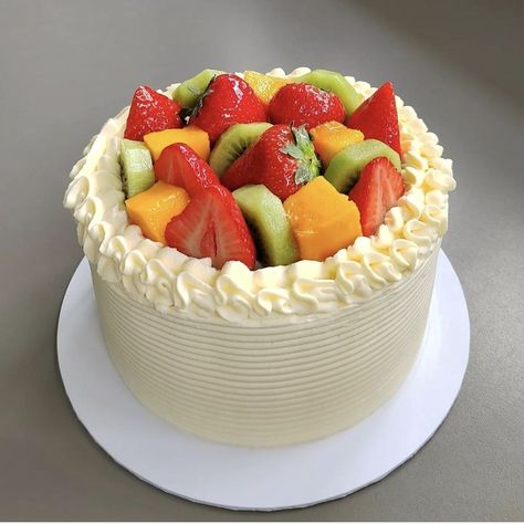 Cake Buah, 3 Leches Cake, Fruit Cake Design, Cream And Strawberries, Holiday Desserts Christmas, Fresh Fruit Cake, Simple Cake Designs, Custom Birthday Cakes, Vanilla Sponge