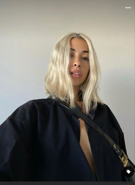 Short Bleach Blonde Hair, Blonde Asian Hair, Short Bleached Hair, Outfits Minimal, Trending Looks, Minimalist Street Style, Inspo Hair, Bleach Blonde Hair, Look Festival