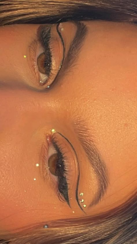 Gold Glitter Eyeliner Looks, New Years Eye Makeup Ideas, Birthday Eyeliner Ideas, Ateez Inspired Makeup Looks, Cowgirl Eye Makeup, Gem Eye Look, Wing Eye Makeup, Simple Colorful Eye Makeup, Glitter Makeup Festival