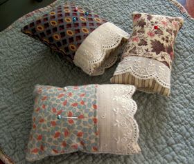 Dollhouse Quilt, Doll Pillow, Doll Furniture Diy, Diy Doll Miniatures, Mini Doll House, Doll House Crafts, Doll Diy Crafts, Dollhouse Miniatures Diy, Miniature Quilts