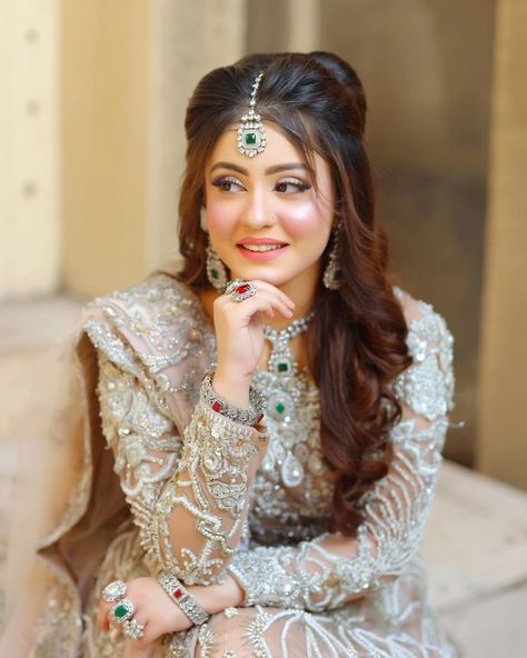 Engagement Looks For Indian Bride, Heir Style, Indian Dress Up, Brides Sister, Engagement Hairstyles, Hair Inspiration Long, Celebrity Fashion Looks, Pakistani Fancy Dresses, Long Hair Wedding Styles