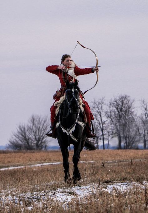 Hungarian horseback archery Archery Aesthetic Female, Horseback Riding Aesthetic, Archery Photography, Horseback Archery, Archery Aesthetic, Horse Archery, Mounted Archery, Horse Costumes, Traditional Archery