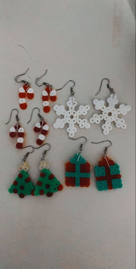 Hama Bead Christmas Earrings, Diy Perler Bead Crafts Cute, Peeler Bead Ornaments, Perler Earing Ideas, Iron Beads Christmas, Perler Bead Christmas Earrings, Fuse Beads Earrings, Christmas Perler Bead Earrings, Christmas Iron Beads