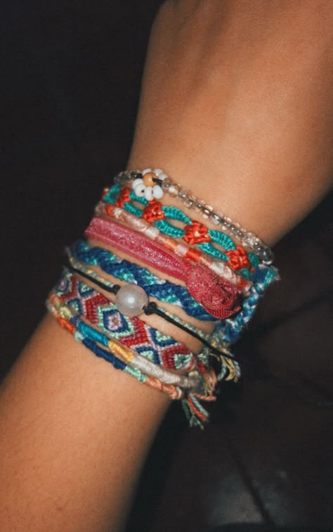 Wrist Of Bracelets Aesthetic, Outer Banks Aesthetic Bracelets, Colorful Bracelets Aesthetic, Summer Camp Bracelets, String Bracelet Aesthetic, The Summer I Turned Pretty Bracelets, Summer Bracelet Colors, Aesthetic Summer Bracelets, Obx Bracelets Ideas