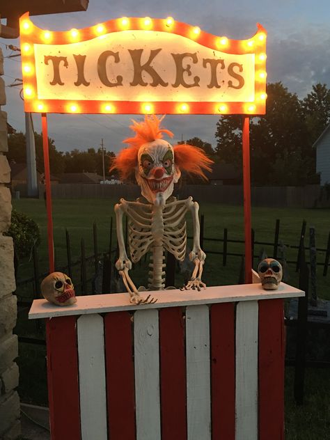 Clown Themed Halloween Decor, Clown Halloween Party Ideas, Creepy Clown Halloween Decorations, Halloween Carnival Booth Ideas, Spooky Carnival Decorations, Creepy Clown Decorations, Carnevil Games, Halloween Circus Theme, Halloween Carnival Decorations