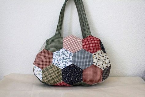 Hexagon patchwork hand bag. DIY tutorial in pictures. Patchwork Hexagonal, Hexagon Projects, Puff Quilt Tutorial, Quilted Bag Patterns, Hexagon Patchwork, Diy Sewing Tutorials, Craps, Hexagon Quilt, Bag Diy