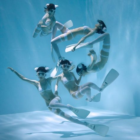 Manabu Koga, Anatomy Poses, Female Pose Reference, Human Reference, Underwater Photos, Body Reference Poses, Human Poses Reference, Foto Poses, Under Water