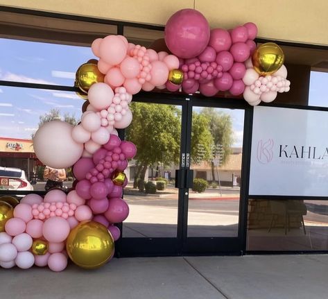 Store Front Balloon Garland, Shop Opening Balloon Decoration, Ide Photobooth, Grand Opening Balloons, Football Theme Birthday, Link Balloons, Balloon House, Birthday Garland, Baby Gender Reveal Party