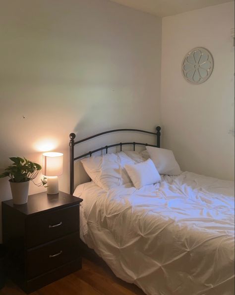 Small Plain Bedroom, Simple Clean Room Aesthetic, Clean Bedroom Aesthetic Minimalist, Plain Room Aesthetic, Plain Bedroom Aesthetic, Plain Bedroom Ideas, Simple Clean Room, Plain White Room, Plain White Bedroom