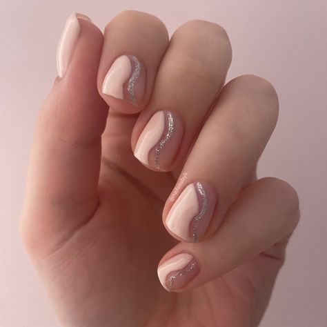 Short nails with light pink swirls and glitter lines Glitter Swirl Nails, Summer Nails Glitter, Gel Manicure Designs, Summer Nails 2023, Swirl Nails, Nails Glitter, Short Nail, Nails 2023, Manicures Designs