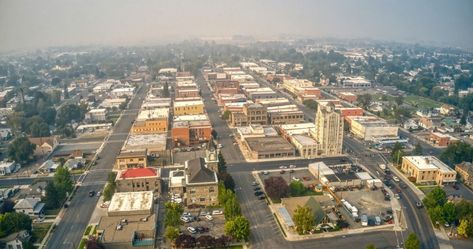 Visiting Baker City, Oregon this Fall? These places to stay offer a genuine autumn experience to visitors. Baker City Oregon, Oregon Hotels, Fall Vacations, Fall Getaways, Autumn Magic, Oregon Trail, Heritage Museum, Scenic Byway, Best Western