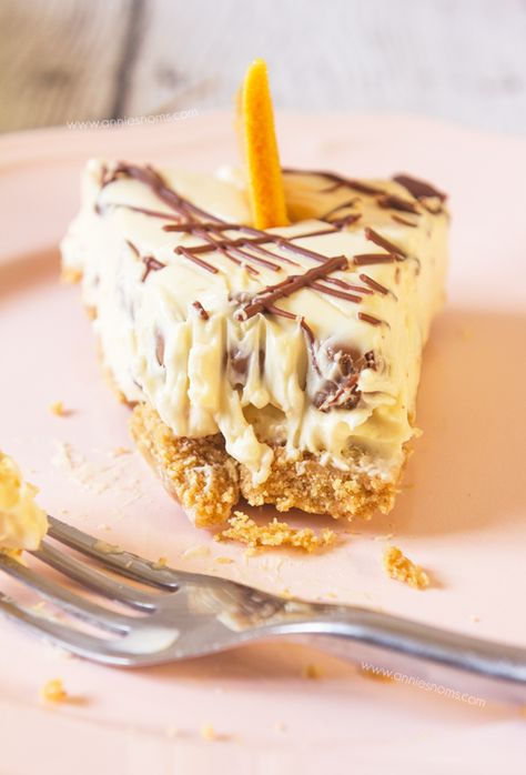 This no-bake Chocolate Honeycomb Cheesecake is packed with tiny morsels of crunchy honeycomb inside a velvety smooth cheesecake. With a simple biscuit base and homemade honeycomb garnish, this dessert is a showstopper that doesn't take hours to make! Honeycomb Cheesecake, Homemade Honeycomb, Chocolate Honeycomb, Cheesecake With Chocolate, Biscuits Easy, Chocolate Cream Cheese, Golden Syrup, Cake Tins, Cheesecake Recipes