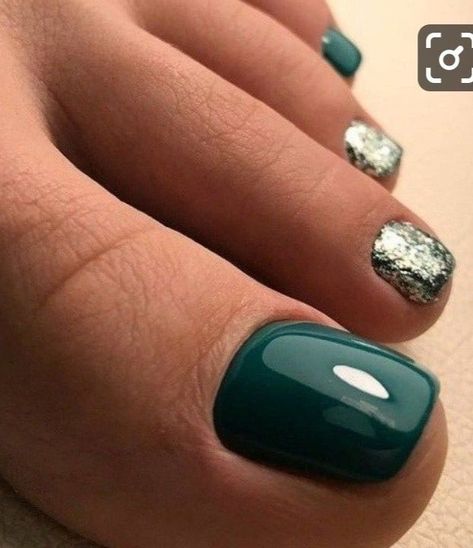 Nye Toe Nail Ideas, Dark Green Pedicure Toenails, Pedicure Fall Colors Toenails, Cute Fall Toenails, Pedicure Designs Toenails Fall, Green Toe Nails Ideas, Pedicure Ideas Fall Toenails, Pedicure Ideas Green, Toe Pedicure Ideas