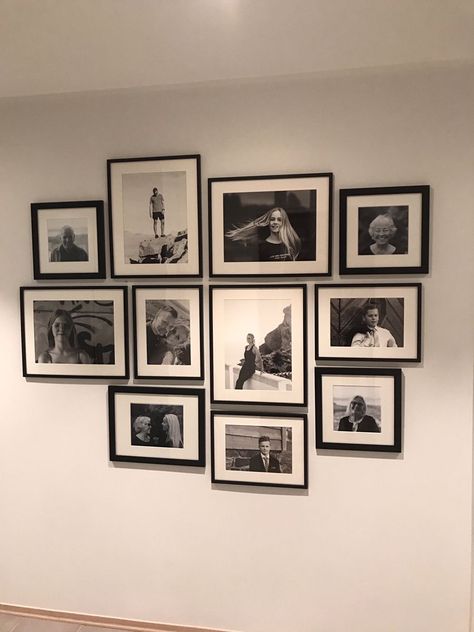 Photo Wall Collage Black Frames, Black Picture Frame Collage Wall, Black And White Picture Wall Ideas, Photos Decoration Wall, Foto Parete Ideas, Picture Wall Ideas Black And White, Gallery Wall Ideas Black And White, Black And White Photos On Wall, Small Wall Picture Collage Ideas