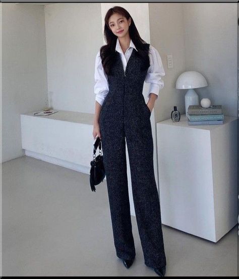 Lawyer Outfit Women Classy, Aesthetic Sheets, Woman Suit Fashion Classy, Architect Outfit, Hongkong Outfit, 00s Mode, Architect Drawing, Work Fits, Pakaian Feminin