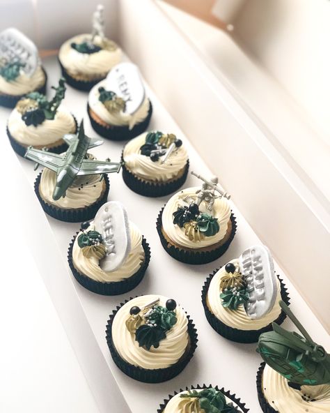 Us Army Cake Ideas, Army Theme Cupcakes, Army Cupcakes Ideas, Army Desserts, Call Of Duty Cupcakes, Army Cake Ideas, Army Themed Cake, Military Cupcakes, Soldier Cake