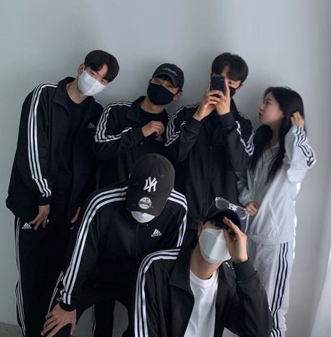 Ulzzang Group Squad, Only Girl In Boys Squad, Ulzzang Friends Group Girls And Boys, One Girl And Boys Squad, Korean Group Of Friends, Korean Friends Group, Squad Pictures Aesthetic, Ulzzang Squad, Boy And Girl Friendship