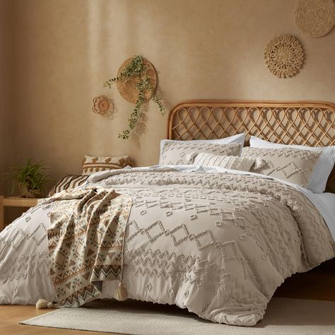 PRICES MAY VARY. This comforter set is perfect for your Bohemian style bedroom, with soft and subtle patterns that provide a perfect blend of style and comfort. The material is light weight and so soft but still keeps you warm at night without overheating.It has enough stuffing to keep them comfortable through all seasons This durable and breathable comforter set is made with unmatched quality. It can withstand washes after washes without color fade and seam slippage. This comforter set is machi Boho Bedding Comforters, Shabby Chic Comforter, Country Chic Bedroom, Fall Bedding Sets, Western Comforter Sets, Farmhouse Bedding Sets, Chic Bedding Sets, King Size Comforter, Comforter Sets Boho