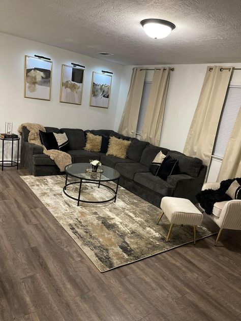 Tan White And Black Living Room, Living Room Couch Chair Layout, Black Couch Living Room Ideas Apartments, Brown Living Room Decorating Ideas, Luxury Apartment Decor, Apartment Decorating For Couples, Style Salon, Modern Apartment Living Room, Cute Living Room