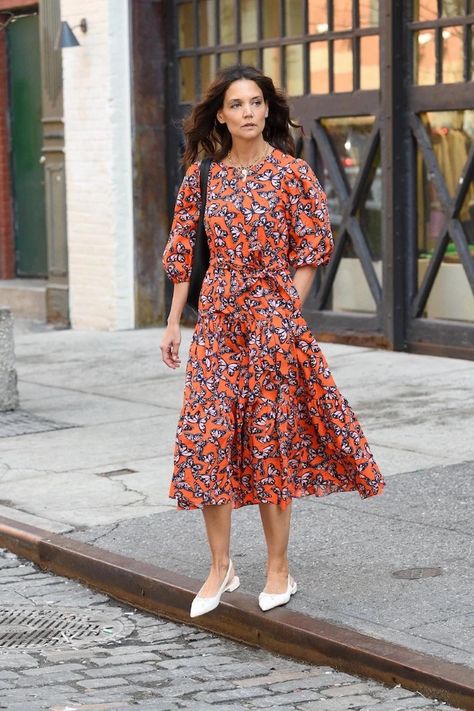 Katie Holmes Pops in Kate Spade Butterfly Print Dress and Flats – Footwear News Midi Dress With Flats, Dress And Flats Outfit, Dresses With Flats, Kate Spade Outfits, Katie Holmes Red Carpet, Katie Holmes Outfits, Dress And Flats, Bug Fashion, Grown Style