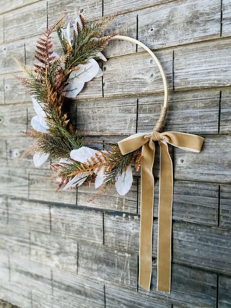 Simple and elegant Fall hoop wreath. To view item details click photo. #hoopwreath #simple #simplicity #elegantstyle #thanksgiving #giftideas #decor #homesweethome #cottagedecor #cottagecore #hoopembroidery #ferns #autumn #autumndecor #neutralhomedecor #neutralhomedecor #trendyhome #newstyle #homedecorideas #rusticdecor #weddingflowers #weddingdecoration #laurel #wreath #wreathsforfrontdoor Metal Ring Flower Wreath, Wire Hoop Wreath, Fall Hoop Wreath Diy, Hoop Wreath Ideas, Gold Ring Wreath, Contemporary Rustic Home, Metal Ring Wreath, Hoop Wreath Diy, Modern Fall Wreath