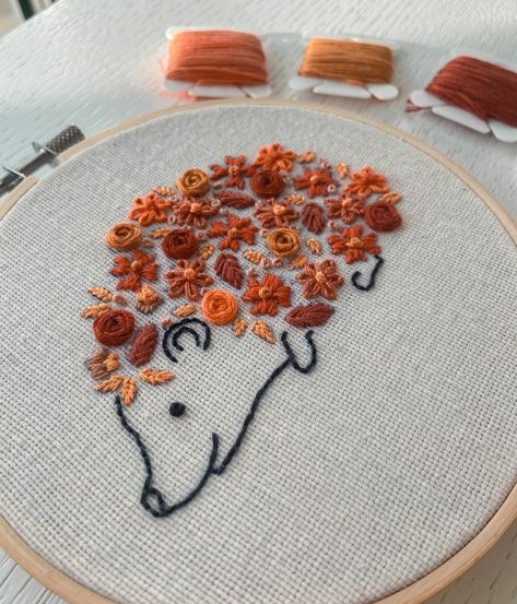 Easy Embroidery For Beginners Patterns, Animal Embroidery Simple, Embroidery Hedgehog, Embroidery Patterns Easy, Hedgehog Embroidery, Fall Embroidery, Embroidery Hoop Art Diy, Simple Hand Embroidery Patterns, Diy Embroidery Designs