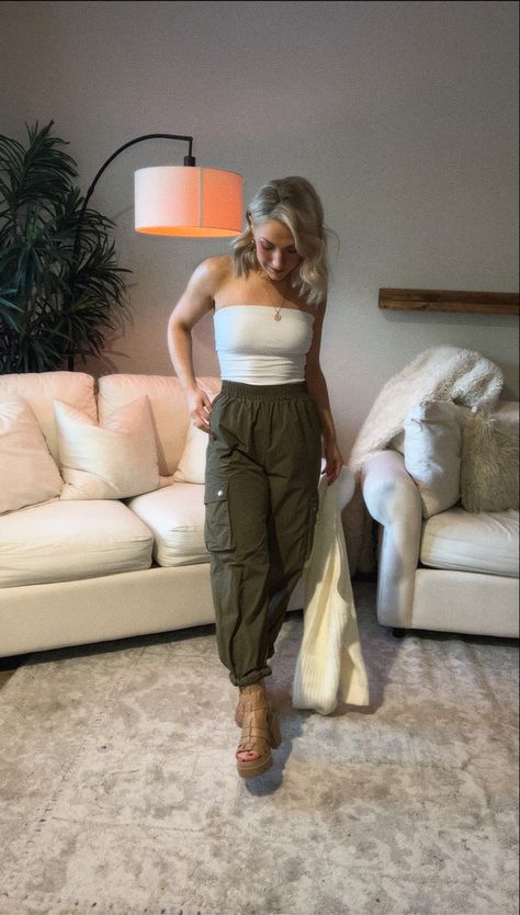 Parachute green pants, baggy pants, white bandeau tube crop top, chunky sandals going out comfy, night out, girls, women, bolero shoulder shrug sweater short hair y2k style, inspo inspiration ideas Bolero Shrug, Night Out Outfit, Going Out Outfits, Bandeau Top, Chunky Heels, Parachute Pants, Date Night, Night Out, Going Out