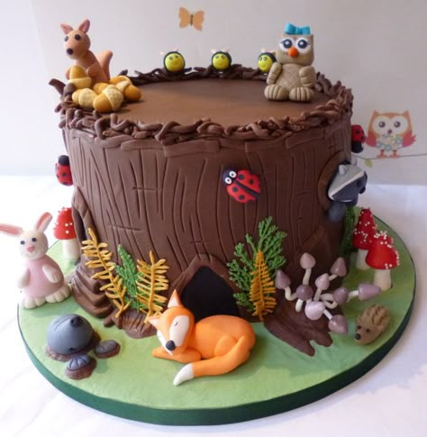 This is the woodland creatures cake I made for my daughters birthday recently. The cake comprises 6 layers of belgian chocolate mud cake with chocolate ganache and chocopan dark chocolate sugarpaste. I hope you enjoy looking at it as much as I enjoyed making it. Caroline’s Cake Company x Woodland Creatures Birthday, Woodland Birthday Cake, Woodland Cakes, Nature Cake, Torte Creative, Woodland Cake, Chocolate Mud Cake, Woodland Birthday Party, Torte Cupcake