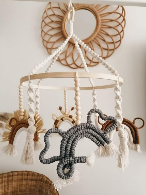 Macrame Baby Room, Macrame Nursery, Mobile Safari, Simpul Makrame, Pola Macrame, Macrame Baby, Diy Baby Mobile, Kids Deco, Diy Mobile