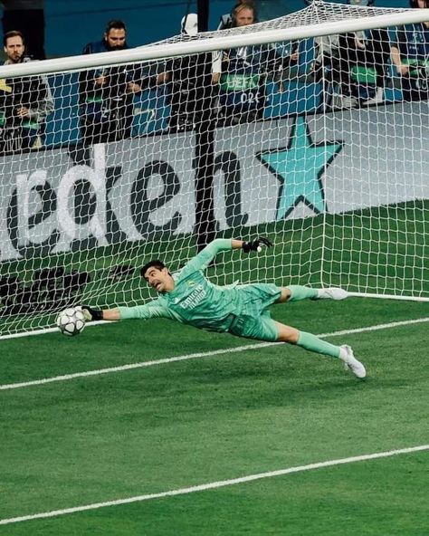 Champions League Poster, Soccer Keeper, Courtois Real Madrid, Real Madrid Goalkeeper, Real Madrid Pictures, Cr7 Football, Cristiano Ronaldo Quotes, Football Referee, Real Madrid Club