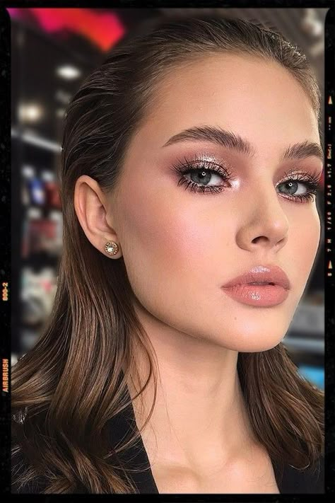 Makeup Looks For Evening Party, Christmas Picture Makeup Ideas, Graduation Party Makeup Ideas, Bride Makeup Colorful, Simple Evening Makeup Looks, Christmas Picture Makeup, Evening Makeup Ideas, Holiday Wedding Makeup, Makeup Ideas For Graduation Pictures