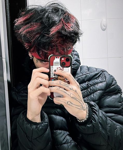 Red And Black Hair Male, Guys With Red Hair Dyed, Nd Kobi Alucin, Skunk Hair Men, Hairstyle Dyed, Nd Kobi, Black Hair With Red Highlights, Red Highlights In Brown Hair, Brown Hair Male