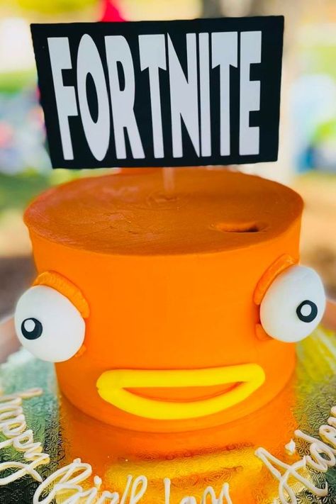 Homemade Fortnite Cake, Fortnite Birthday Party Cake, Fortnite Fishstick Cake, Fortnite Peely Cakes, Marshmallow Fortnite Cake, Peely Fortnite Birthday Cake, Fortnite Party Snacks, Fortnite Cookie Cake, Diy Fortnite Cake