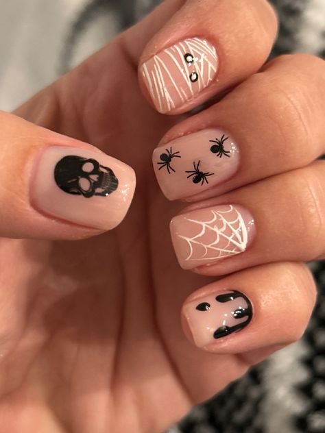 Spooky Short Nail Designs, Easy Spooky Nail Art, Halloween Nails On Natural Nails, Shellac Halloween Nails, Halloween Nail Designs Short Square, Nude Halloween Nail Designs, Skull Nails Design, Short Nail Halloween Designs, Skeleton Halloween Nails