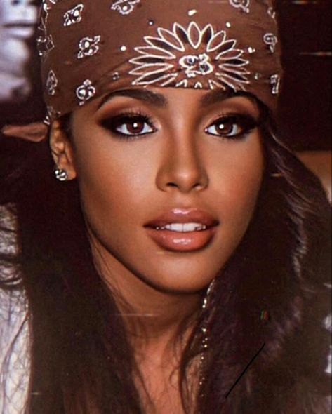 Hip Hop Makeup, Aaliyah Singer, Damon Dash, 2000s Makeup Looks, Aaliyah Aesthetic, Aaliyah Outfits, Aaliyah Hair, 90s Makeup Look, Aaliyah Pictures