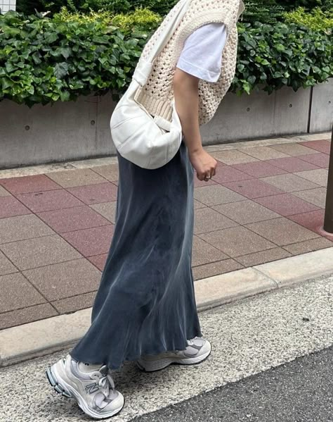 Outfit Ideas Summer Long Skirt, Long Knit Vest Outfit, Vest And Long Skirt Outfit, Long Skirt Vest Outfit, Maxi Skirt And Vest Outfit, Grey Velvet Skirt Outfit, Maxi Skirt Street Style, Sporty Long Skirt Outfits, Vest With Maxi Skirt