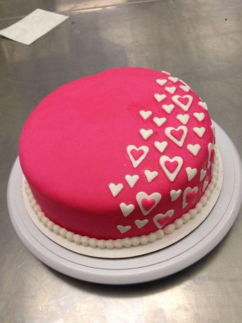 pink fondant heart cake Easy Valentines Cake Decorating, Valentine’s Day Cakes Simple, Easy Heart Cake Decorating Ideas, Plain Cake Design, Easy Pink Cake Decorating, Plain Pink Cake, Simple Pink Cake Design, Simple Fondant Cake, Heart Cake Designs