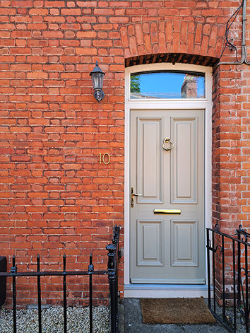 This Edwardian renovation project saw a red brick terraced house being transformed from a dark space into a warm a bright home. Red Brick Cottage Exterior, Brick Cottage Exterior, Edwardian Renovation, Red Brick Cottage, Brick Terrace, Terrace Exterior, Brick Cottage, Bright Home, Dark Space