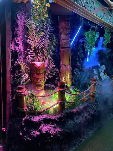 Hawaiian Tiki Bar Ideas, Tiki Lounge Decor, Tiki Screened Porch, Backyard Tiki Ideas, Tiki Decor Outdoor, Tiki Patio Ideas Backyards, Tiki Hut Decor, Diy Tiki Bar Cheap, Outdoor Tiki Bar Ideas Backyards