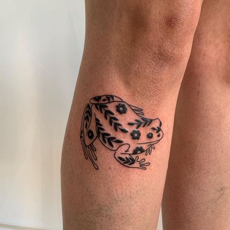 Nature Tattoo Sleeve, Frog Tattoo, Funky Tattoos, Dragon Tattoo For Women, Bug Tattoo, Frog Tattoos, Tattoos For Daughters, Flower Tattoo Designs, Nature Tattoos