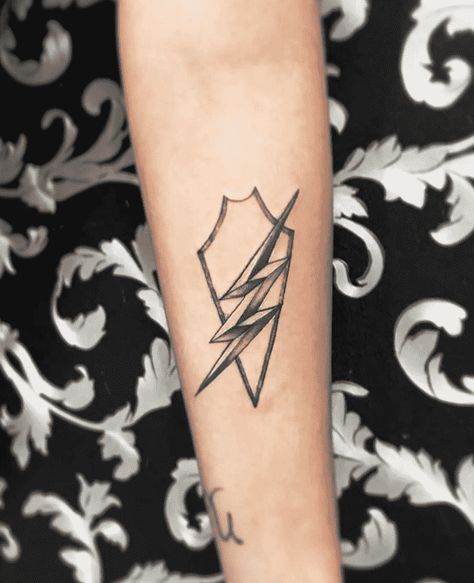 The Flash Tattoo Ideas, Flash Tattoo Ideas, The Flash Tattoo, Pop Culture Tattoos, Dc Tattoo, Culture Tattoos, Hip Thigh Tattoos, Comic Tattoo, Flash Tattoo Designs