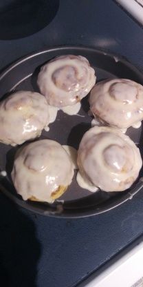 Glaze For Cinnamon Rolls Easy, White Glaze Icing, Glaze For Cinnamon Rolls, Danishes Recipe, Glazed Icing Recipe, Cinnamon Roll Glaze, Roll Desserts, Cinnamon Roll Desserts, Danish Recipes