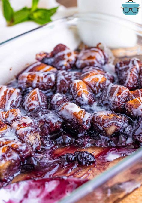 Looking down on a baking dish of Blueberry Bubble Up dessert. Pie Filling Desserts, Crescent Roll Recipes Dessert, Blueberry Cinnamon Rolls, Blueberry Desserts Recipes, Cinnamon Roll Bread, Canned Blueberries, Best Banana Pudding, Blueberry Tart, Blueberry Pie Filling