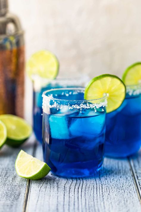 Blue Margarita Recipe (Azul Margaritas) - The Cookie Rookie® Blue Margarita Recipe, Cointreau Margarita, Frozen Watermelon Margarita, Blue Lagoon Cocktail, Best Margarita Recipe, 4th Of July Cocktails, Blue Margarita, Lime Slice, Traditional Margarita