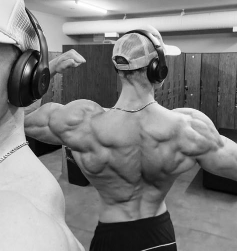 Demon Back Physique, Mens Physique Bodybuilding, Aesthetic Gym Pics, Demon Back, Gym Men Motivation, Men Will Be Men, Muscular Back, Aesthetics Bodybuilding, City Gym