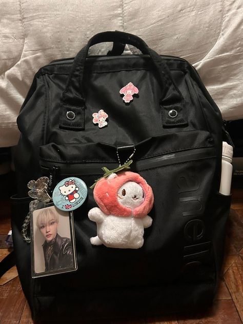 Mochila Kpop, Stylish School Bags, School Bag Essentials, Backpack Essentials, Aesthetic Backpack, Inside My Bag, Image Swag, What In My Bag, Cute School Supplies