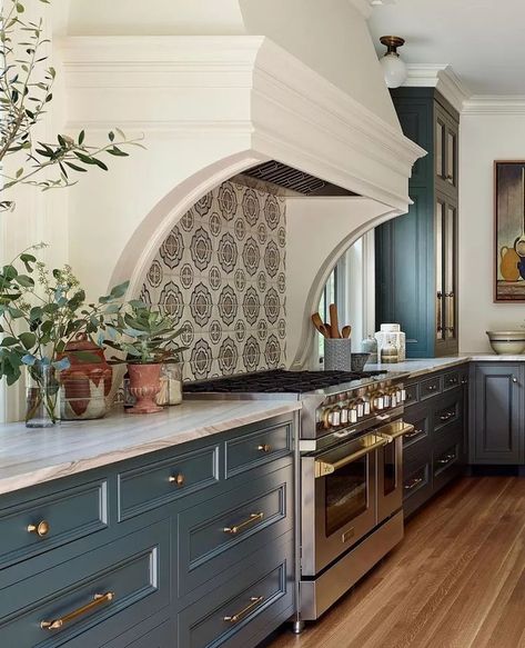 32 Backsplash Ideas for Dark Cabinets and Light Countertops We Love 2021 Kitchen Designs, British Kitchen, Victorian Kitchen, Classic Kitchen, Kitchen And Bath Design, Dream House Interior, Dream House Decor, Beautiful Kitchens, Kitchen Style