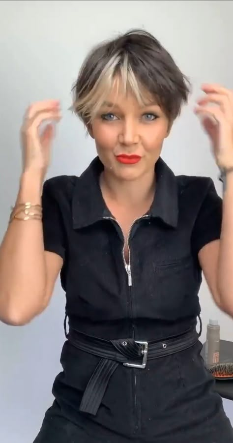 Long Pixie Color Ideas, Colour Block Hair Bob, Shaggy Long Pixie Haircut, Short Hair Block Colour, Two Tone Pixie Hair Color Ideas, Color Block Bob Hair, Color Block Pixie Hair, Color Blocking Short Hair, Color Block Short Hair